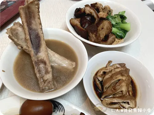 黃亞細肉骨茶(中壢大江店)。新加坡必吃老味道。濃厚的肉骨茶胡椒味。熱湯免費續。