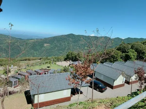 避暑聖地~新竹樂奔露營區|彩色貨櫃湯屋|免搭帳棚也能去露營|小木屋露營新體驗