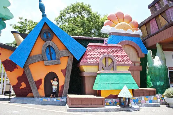 【苗栗一日遊/親子景點】苗栗台灣影城媽祖村。苗栗客家大院/日本復古街景/媽祖村-躑杯送媽祖玉珮/4~5月還可欣賞滿山遍野的油桐花，帶著全家感受客家濃濃文化風情，尋訪有趣的影城樂園。