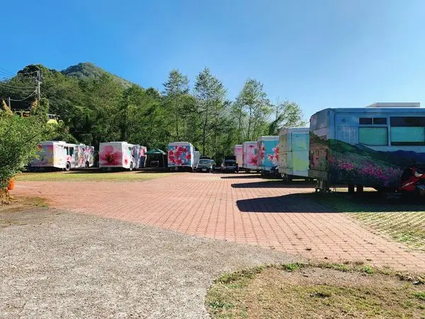 南投清淨.武嶺推薦住宿|南投露營車住宿|卡爾小鎮星光體驗露營車|也可以搭帳棚