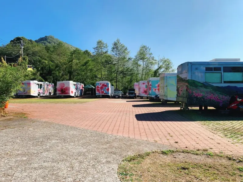 南投清淨.武嶺推薦住宿|南投露營車住宿|卡爾小鎮星光體驗露營車|也可以搭帳棚