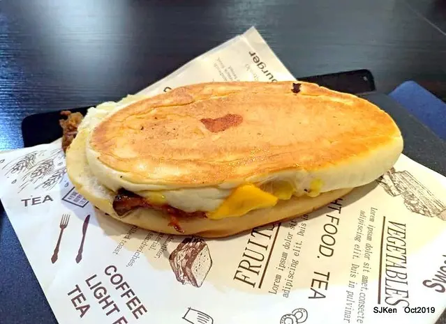 (台北捷運板南線市政府站附近美食)「福嗑Lucky Eat 熱壓·古巴·三明治」--- 主打古巴三明治、美義風味漢堡、沙拉、炸物與飲品，餐點美味用餐又舒適! 