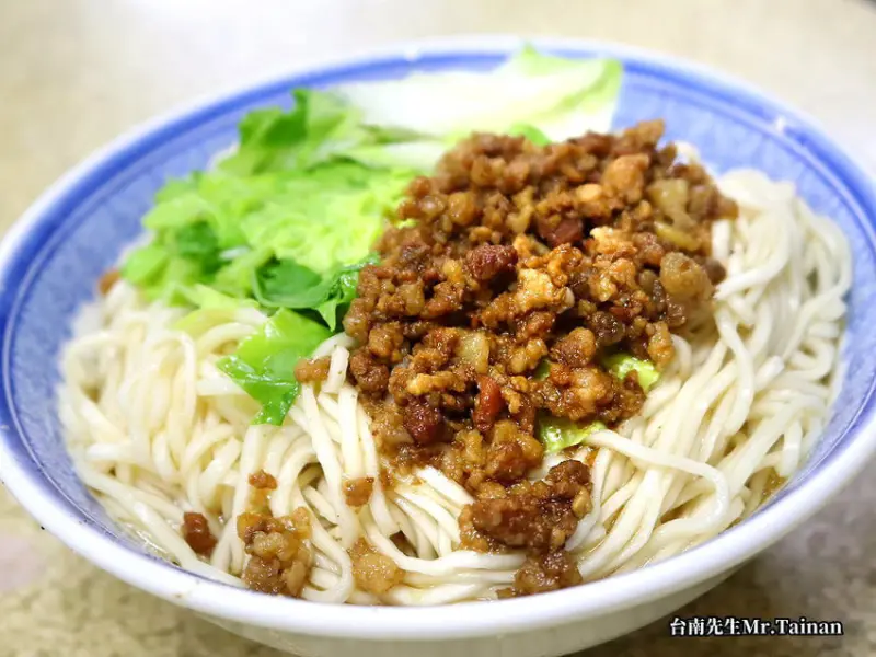 台南麵店／無招牌無店名40多年老店／從路邊攤賣到開店面／傍晚才開店只賣4小時／隱身巷弄超低調／沒有在地老饕帶路找不到