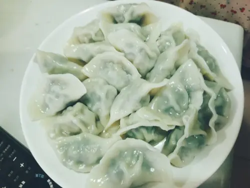 團購美食 東家製麵一顆六元的韭菜水餃好好吃