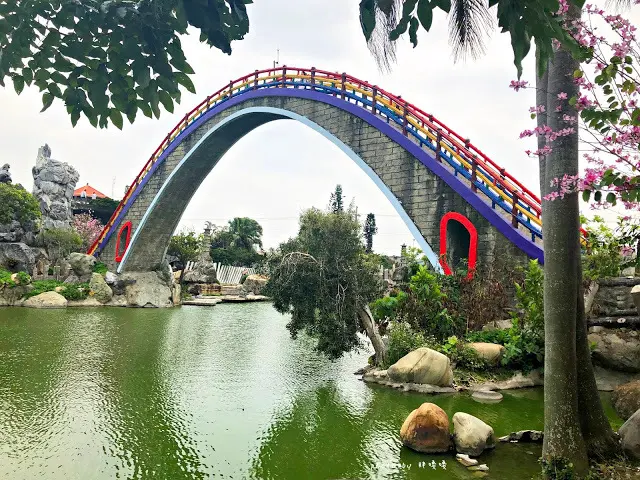 【雲林 景點】五千歲公園🌈馬鳴山鎮安宮免費景點，占地2公頃，內有73個景點，巨大迷宮，全程走完約莫1.5個鐘頭，超大彩虹拱橋著實吸睛👀
