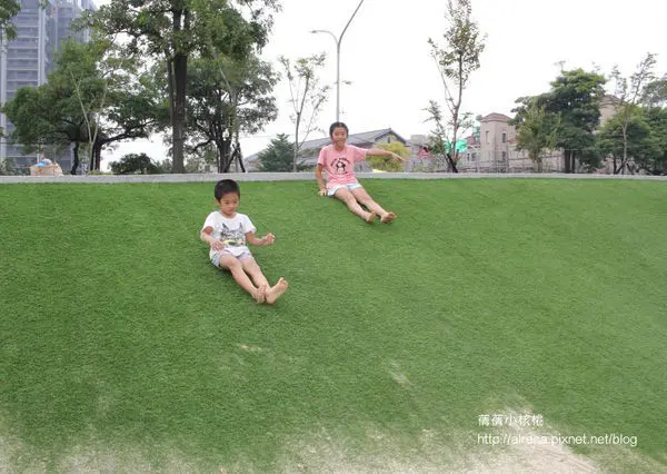 【台中。南屯】以雕塑聞名的豐樂雕塑公園更是全台首座戶外跑酷公園，更增設了磨石子溜滑梯、沙坑和盪鞦韆，大朋友和小朋友都能在這裡找到屬於自己的專屬運動場！