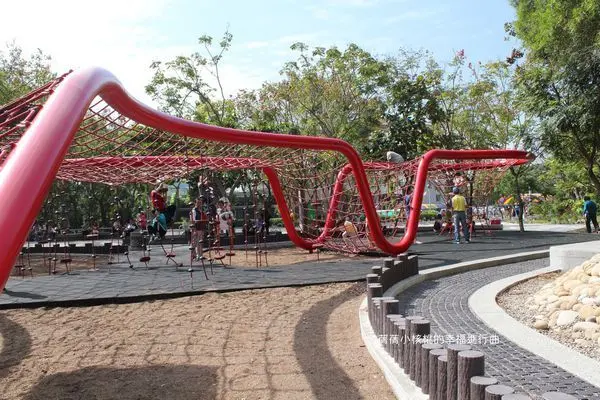 【台中清水】鰲峰山運動公園-親子競合體驗遊戲場。斥資千萬德國進口遊樂設施免費玩，大受歡迎的親子旅遊新景點。