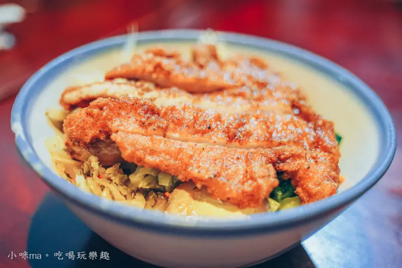 厚道飲食店-鶯歌旗艦店 ▏鶯歌老街上超人氣古早味排骨飯 現炸排骨、雞腿超級JUICY。鶯歌美食/ 三峽美食