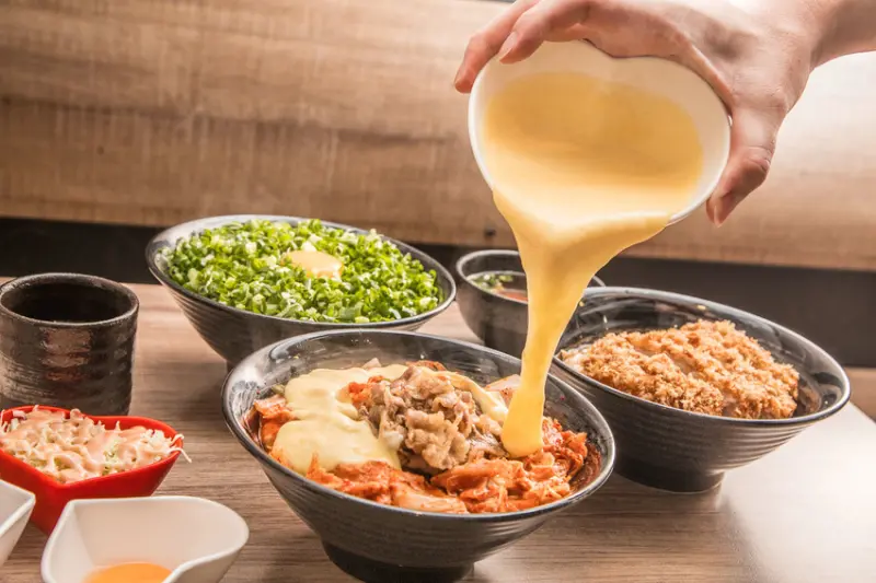 [桃園美食]新丼創意丼飯專賣-桃園中正店/滿腹！超奢侈起司瀑布熔岩丼飯！ - 大手牽小手。玩樂趣