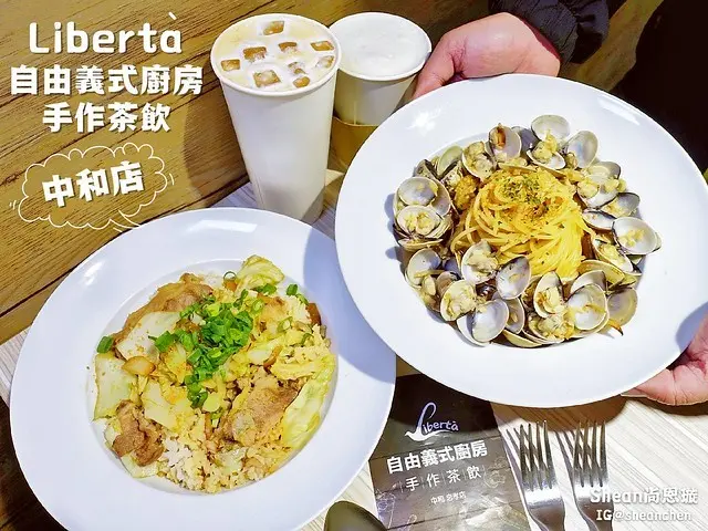 南勢角義大利麵【自由義式廚房中和店】想吃什麼自己配！中和超平價義大利麵，超狂香蒜痛風蛤蜊義大利麵，超過35顆蛤蜊！還有高CP值現調現做飲品搭配。中和美食/中和義大利麵/中和蓋飯