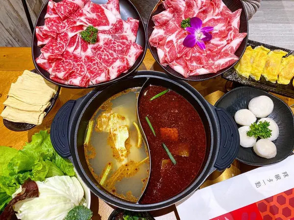 (台北萬芳醫院站)辣椒多一點麻辣鍋 新開幕韓系文青白色簡潔風火鍋 手工炒製獨門湯頭 高品質肉品 健康蔬食火鍋料