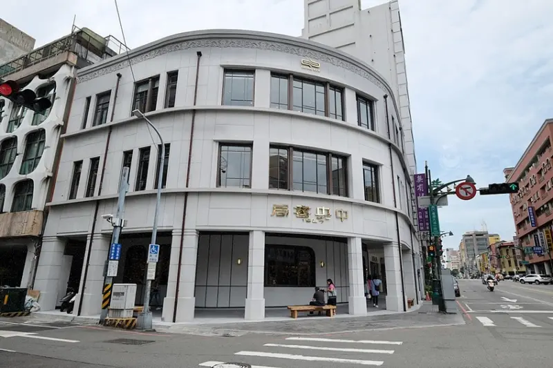 台中歷史最悠久的【中央書局】成為中區最新景點，結合咖啡茶飲重新開場！ - 金大佛的奪門而出家網誌