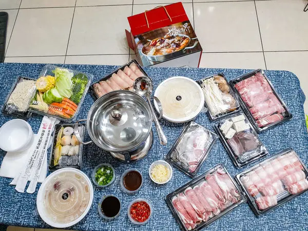 台中<撈鍋界 外帶火鍋專家 福科店>業界首創,買火鍋送鍋具組,提了就走,三五好友歡樂聚餐趣