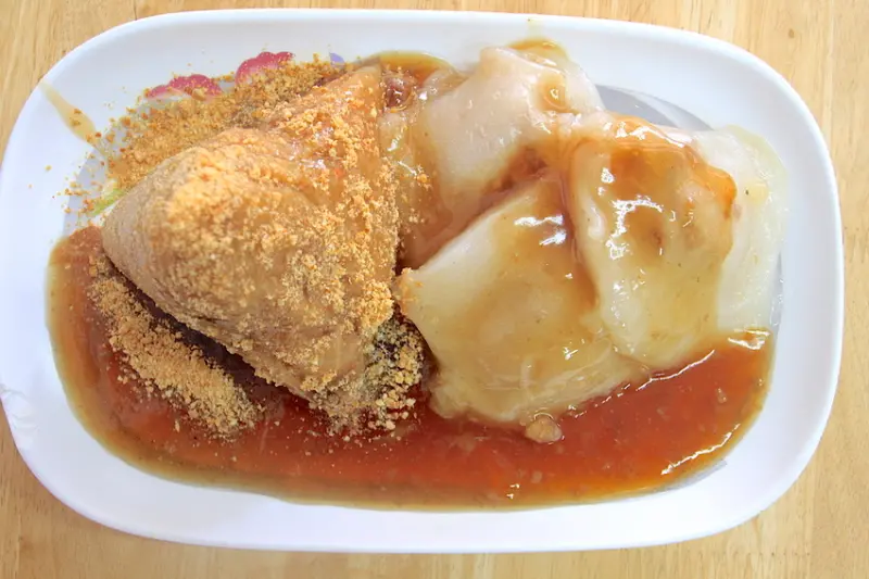 吃。高雄｜鼓山區。飄香超過50年，營業時間竟然是24HR，整體口感美味定價合理範圍「阿巧肉粽」。