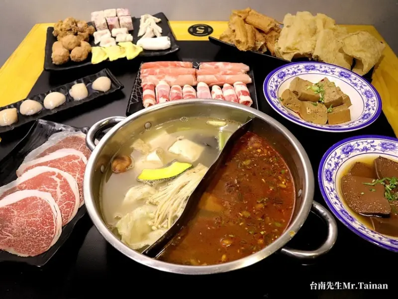 台南麻辣火鍋／各項優惠活動開跑中／花椒＋辣椒＋牛大骨＋10多種中藥熬湯／人氣必點日本和牛／嚴選食材不用組合肉／多種手工製食材
