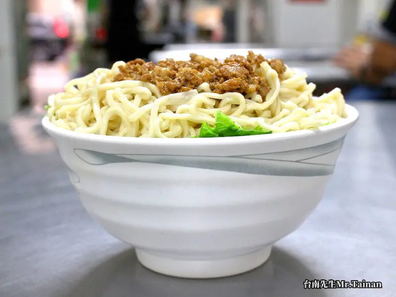 台南意麵／從市場賣到開店面／不要輕易點大碗／份量超多飽到懷疑人生／出外人吃粗飽首選／一餐吃不完可以分三餐吃