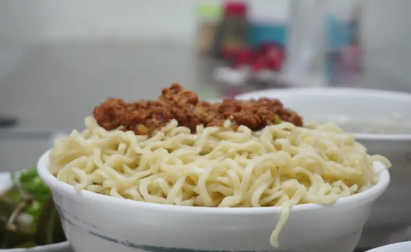 台南麵店 台南安平區 【手工鹽水意麵】小碗麵可以吃的很粗飽！大碗麵保證讓你(妳)飽到天靈蓋！台南麵店推薦│台南銅板小吃