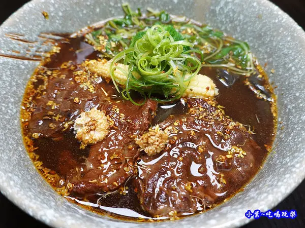 台北牛肉麵推薦/捷運大安站美食【牛脾氣-參瑟藝翔食佐宮坊】桂花、菊花提升牛肉湯香氣!湯頭醇香入口驚艷!精燉厚切台灣黃牛肉號稱『金錢腱』有膠質超入味!開胃小菜/手作甜點/創意飲品/牛肉麵食(食記+完整M
