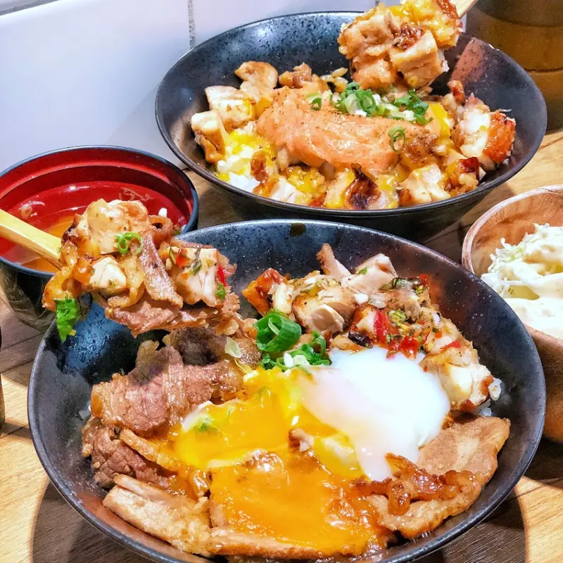 《桃園中壢*扇食丼 》中壢SOGO 六和商圈，能客製化的丼飯在這裡，還有誘人的明太子起司雞腿丼 ~(附扇食丼完整菜單)