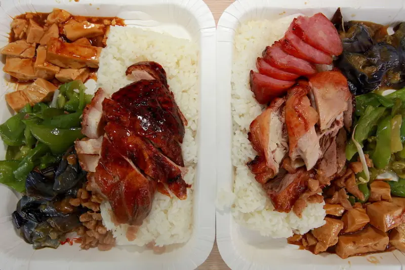 吃。台南|安平區| 安平區知名燒臘店，重新裝潢繼續營業，整體口感美味定價合理範圍「香港海霸燒腊便當」。