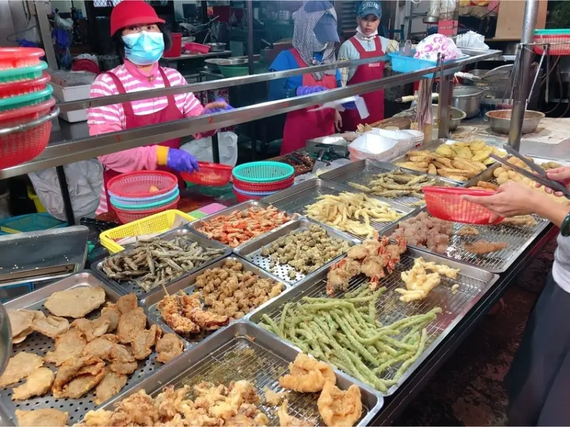 | 高雄美食 |蚵仔寮必吃的美食/吃多少夾多少/新鮮便宜超級好吃/蔡 炸海鮮