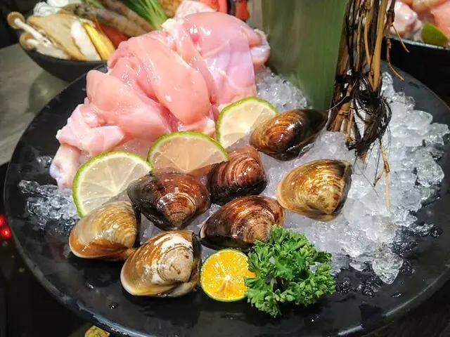 (台中美食)「築間幸福鍋物」台中崇德店 --- 鍋物用料新鮮，湯底清甜甘醇，喝到了滿滿的幸福滋味! 