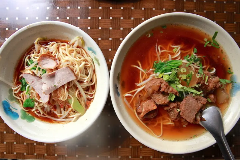 吃。高雄|鼓山區| 網路完全沒有分享文章，用餐時間客人滿滿，整體口感美味定價合理範圍裡面「柯家排骨酥麵」。