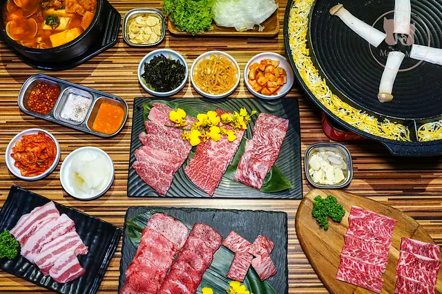 桃園最頂級的韓式烤肉— 韓舍，熟成肉韓式烤肉是燒肉界的LV!! 全品項肉品皆經至少21天濕式熟成，極上燒肉美味，獻給肉肉控老饕！