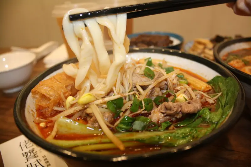 【士林區美食】佬饕賦精緻麵舖-麻辣五花牛肉湯麵料多實在,自家製麻辣湯頭麻而溫和不嗆鼻!一吃就上癮@東吃東吃到處吃