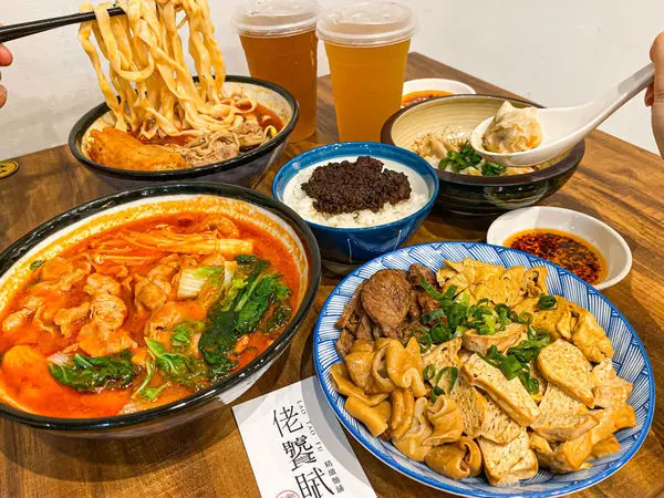 (台北天母)佬饕賦精緻麵舖 自製麻辣湯頭 文青系麵食館 麻辣牛五花 濃濃家鄉味 美味滷菜