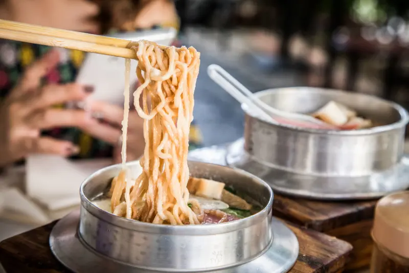 [台南美食]閒情茗品屋鍋燒意麵/偶像劇『想見你』景點朝聖，台南古早味鍋燒意麵 - 大手牽小手。玩樂趣