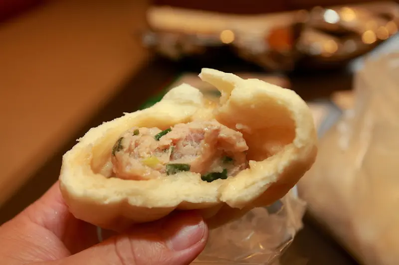 吃。高雄｜新興區。飄香超過40年，排隊人潮不段，門市環境維護很整潔，整體口感美味定價合理範圍裡面「中正手工肉包」。