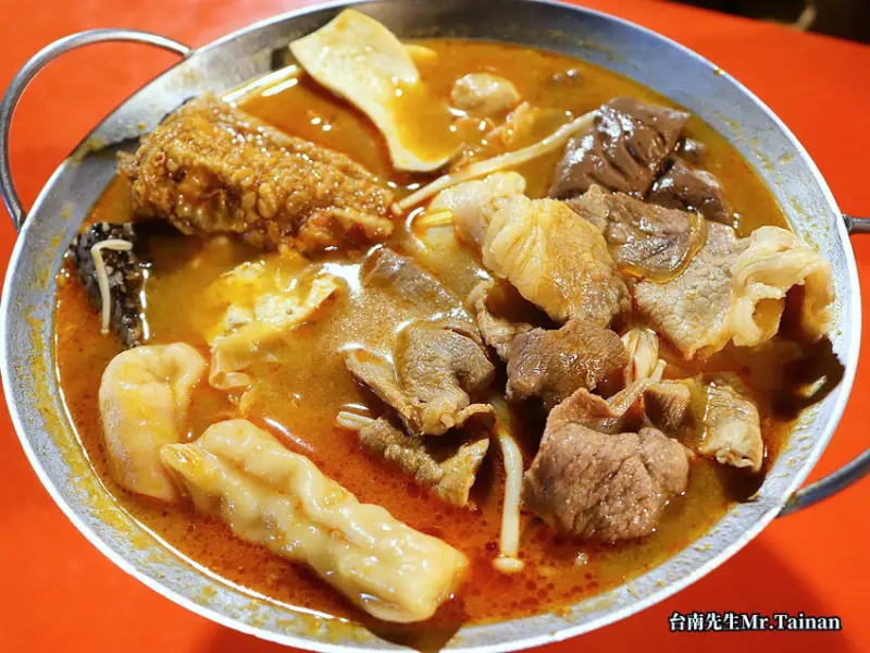 台南小火鍋／夜市限定飄香近20年／一擺攤就客滿排隊／獨家湯頭香醇溫補／料多實在CP值高／在地人從小吃到大