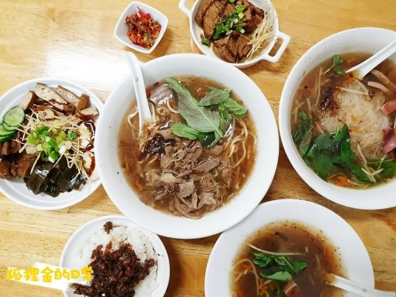 台中美食 │ 三番港魷魚羹客家便當 自製沙茶魷魚羹 羊肉羹 還有手工蝦仁赤肉羹也很讚 近審計新村