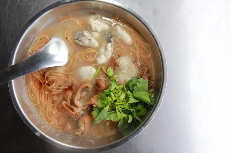 吃。高雄｜楠梓區。早上有賣刈包，專賣蚵仔大腸麵線，還有爌肉飯與鍋燒麵，整體口感美味值得推薦「洪蚵仔大腸麵線」。