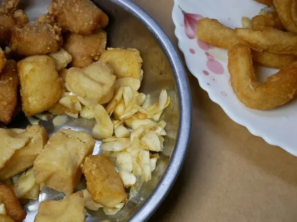 【三重/美食】Google評論4.7分！滿滿蒜片夠香夠辣，下酒菜首選！雞翅7支100元超便宜~天天炸雞