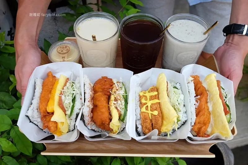 日本沖繩爆紅日式飯糰登台，浮誇份量一口咬不下，大器食材疊成一座小山高！