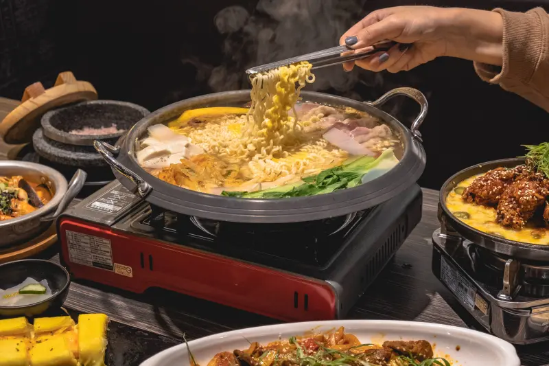 高雄前鎮｜玉豆腐光華店-韓式料理少不了的就是部隊鍋，還有拉絲炸雞!