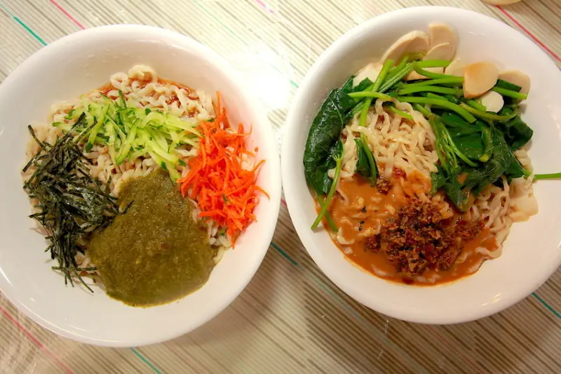 吃。台南|中西區| 位在鴨母寮市場裡，剛開幕不久，專賣素食手工麵食，專賣豆漿及豆花，整體口感非常美味值得樂天小高推薦「三津手工製麵」。