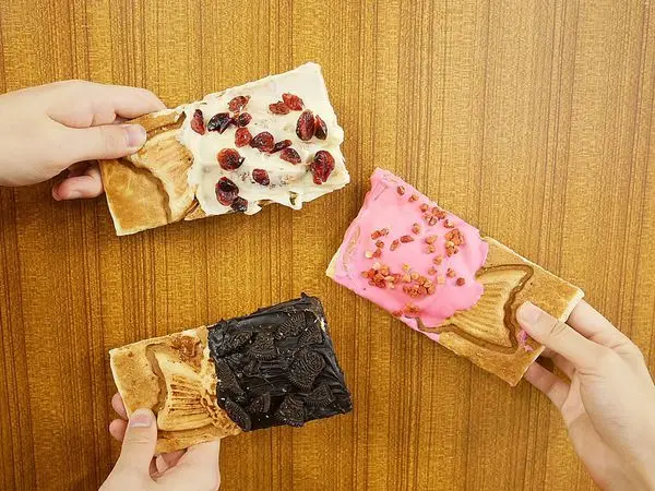 鯛可頌 - 台北雙連站快閃店，冰涼吃法的繽紛脆跟現烤鯛可頌口感完全不同，香甜巧克力裹在酥脆鯛可頌上頭，好適合當下午茶