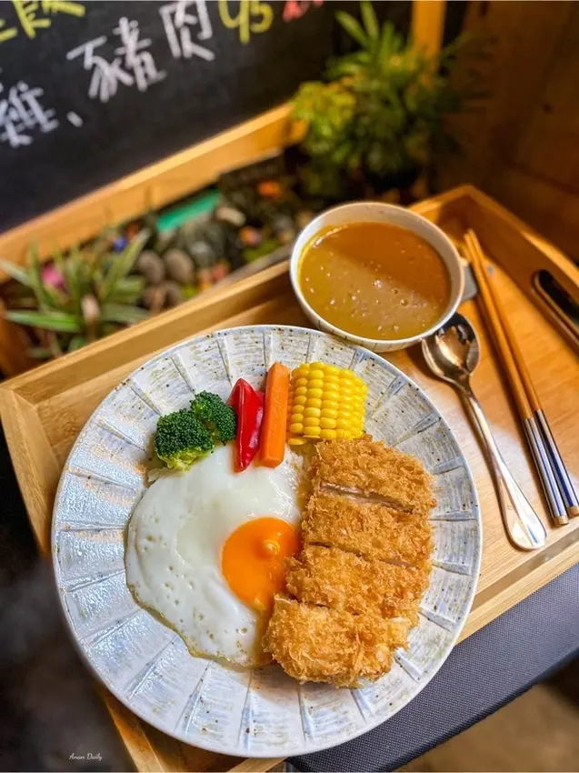 | 高雄美食 |百元咖哩一定要收藏/鮮嫩多汁的炸雞腿排超好吃/興中市場美食/﻿日曜日