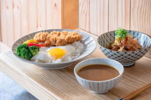 高雄苓雅｜日曜日-週一上班日，先來份咖哩炸豬排