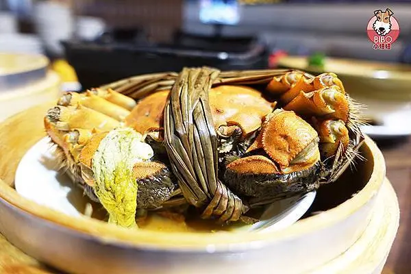 【 台北美食 】秋天就是吃蟹的季節，麻辣小龍蝦與精緻的港式點心！揪親人好友一起來開心的聊天吧！- 港點大師 台北三創店