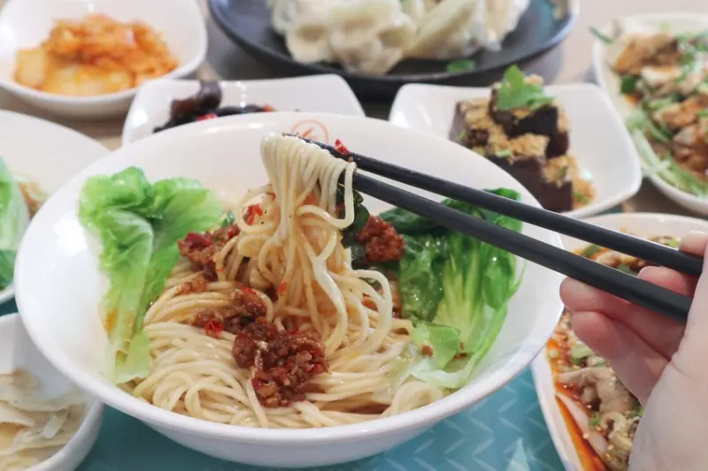 墨竹亭 燃麵本家。有些濃淡深淺，只有嚐過的人懂得，超越一碗乾拌麵的熱情與堅持（新竹東區）