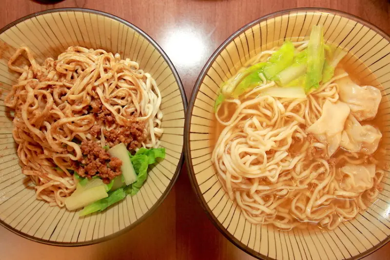 吃。台南｜中西區。剛剛開幕不久，老宅麵食小吃店，富有文青用餐氛圍，整體口感美味定價合理範圍「小鈞君陽春麵」。