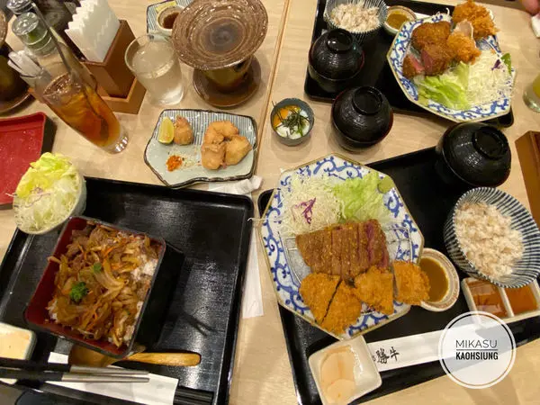 ∥高雄/食．前鎮∥ 京都勝牛 ๑日本連鎖店 湯飯小菜吃到飽 氣泡水喝到飽！