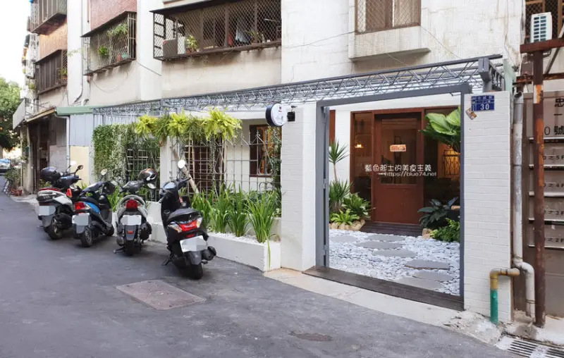 台中西區│小煮咖啡-公益路巷弄咖啡館，小庭院造景還有網美鞦韆 - 藍色起士的美食主義