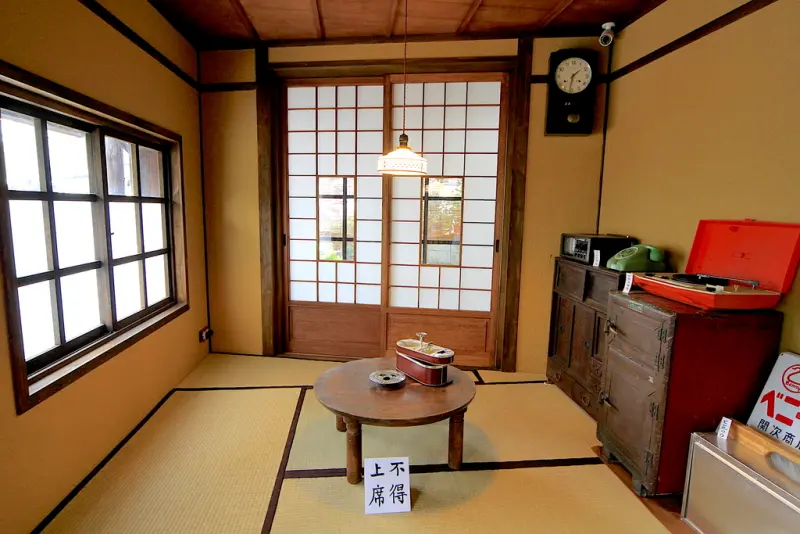 吃。台南｜東區。日本昭和時代復古の老宅， 維持很完整日本和室の臥室，只賣霜淇淋及炸甜甜圈等甜食，想要拍照就值得推薦給您「桑原商店」。