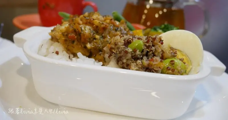 【三重家樂福美食】新北三重平價咖啡廳 怡客咖啡 ikari coffee 家樂福蘆洲店 香草廚房│香草魚排藜麥飯 新菜登場 ❤跟著Livia享受人生❤