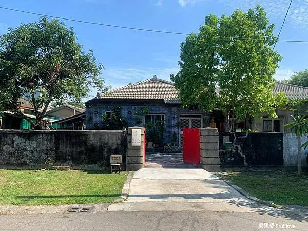 帶著毛孩住在高雄左營的海軍眷村，享受慢活的悠閒步調  門關上之後，孩子自在地嬉戲奔跑，目前疫情一次只接一組，訂一間房就等於包棟　高雄合法親子寵物友善民宿　毛孩不限大小，只收押金　不收清潔費